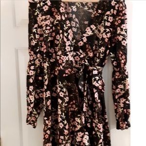 🌺 Stylish flower wrap dress - NWOT